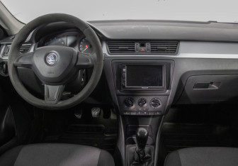 Подержанный автомобиль Skoda Rapid Liftback 2014 года (13 фото)