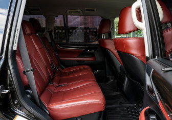 Подержанный автомобиль Lexus LX 2016 года (12 фото)