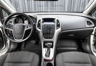 Подержанный автомобиль Opel Astra Hatchback 2011 года (14 фото)