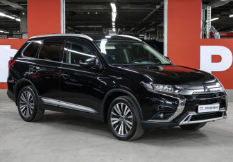 Подержанный автомобиль Mitsubishi Outlander 2019 года (3 фото)