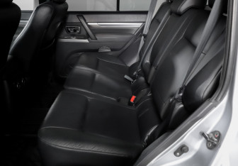 Подержанный автомобиль Mitsubishi Pajero 2013 года (10 фото)