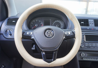Подержанный автомобиль Volkswagen Polo Sedan 2015 года (14 фото)