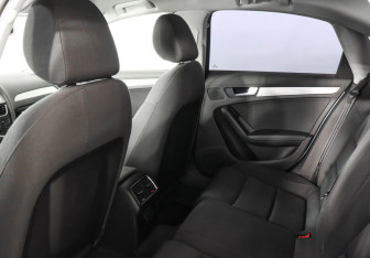 Подержанный автомобиль Audi A4 Sedan 2011 года (12 фото)