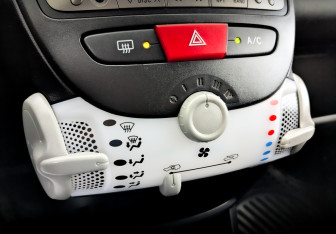 Подержанный автомобиль Peugeot 107 2013 года (26 фото)