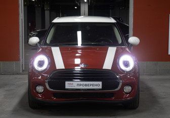 Подержанный автомобиль MINI Hatch 2016 года (2 фото)