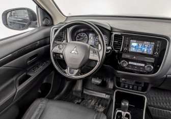 Подержанный автомобиль Mitsubishi Outlander 2017 года (29 фото)