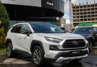 Подержанный автомобиль Toyota RAV4 2024 года (2 фото)