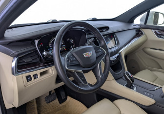 Подержанный автомобиль Cadillac XT5 2016 года (16 фото)