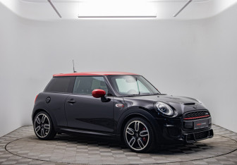 Подержанный автомобиль MINI Hatch 2019 года (3 фото)