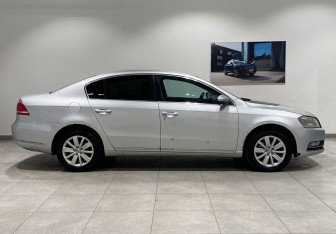 Подержанный автомобиль Volkswagen Passat Sedan 2011 года (4 фото)