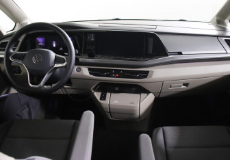 Подержанный автомобиль Volkswagen Multivan 2022 года (6 фото)