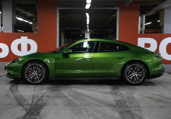 Подержанный автомобиль Porsche Taycan 2022 года (8 фото)