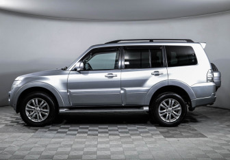 Подержанный автомобиль Mitsubishi Pajero 2012 года (8 фото)