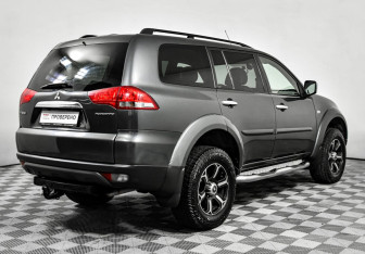Подержанный автомобиль Mitsubishi Pajero Sport 2013 года (5 фото)