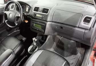 Подержанный автомобиль Skoda Fabia Hatchback 2009 года (9 фото)