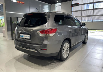 Подержанный автомобиль Nissan Pathfinder 2016 года (4 фото)