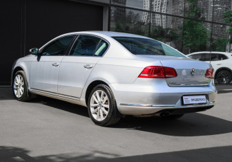 Подержанный автомобиль Volkswagen Passat Sedan 2011 года (6 фото)