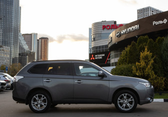 Подержанный автомобиль Mitsubishi Outlander 2012 года (3 фото)