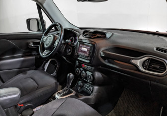 Подержанный автомобиль Jeep Renegade 2016 года (13 фото)