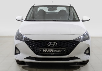 Подержанный автомобиль Hyundai Solaris Sedan 2022 года (2 фото)