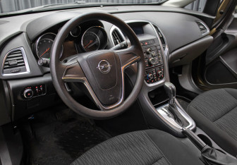 Подержанный автомобиль Opel Astra Hatchback 2013 года (16 фото)