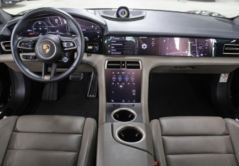 Подержанный автомобиль Porsche Taycan 2021 года (14 фото)