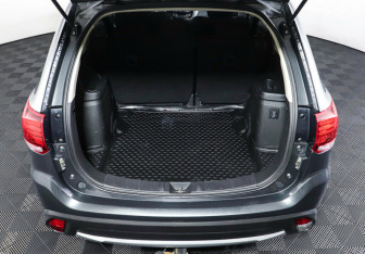 Подержанный автомобиль Mitsubishi Outlander 2017 года (24 фото)