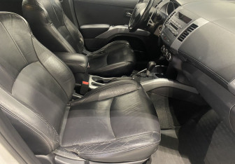 Подержанный автомобиль Mitsubishi Outlander 2010 года (9 фото)