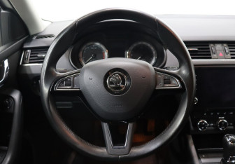 Подержанный автомобиль Skoda Octavia Liftback 2017 года (14 фото)