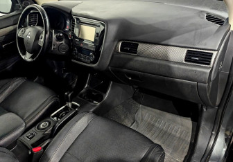Подержанный автомобиль Mitsubishi Outlander 2014 года (11 фото)