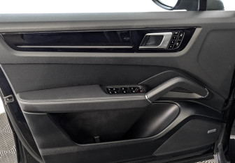 Подержанный автомобиль Porsche Cayenne 2019 года (19 фото)