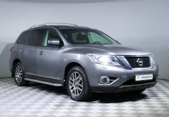 Подержанный автомобиль Nissan Pathfinder 2015 года (3 фото)