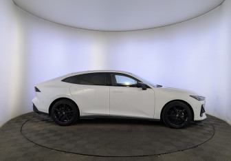 Подержанный автомобиль Changan UNI-V 2023 года (4 фото)