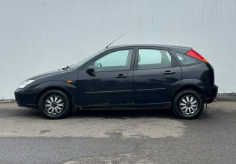 Подержанный автомобиль Ford Focus Sedan 2004 года (8 фото)