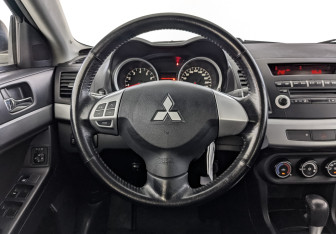 Подержанный автомобиль Mitsubishi Lancer Sedan 2010 года (22 фото)