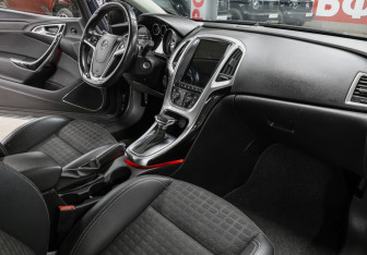 Подержанный автомобиль Opel Astra Hatchback 2013 года (11 фото)