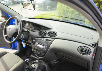 Подержанный автомобиль Ford Focus Hatchback 2003 года (9 фото)