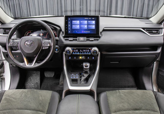 Подержанный автомобиль Toyota RAV4 2022 года (14 фото)