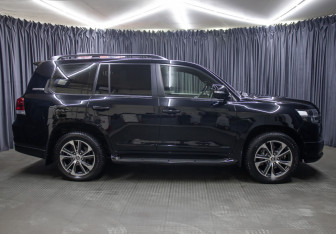 Подержанный автомобиль Toyota Land Cruiser Suv 2020 года (4 фото)
