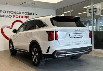 Подержанный автомобиль Kia Sorento 2022 года (4 фото)