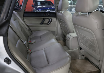 Подержанный автомобиль Subaru Legacy Sedan 2004 года (12 фото)