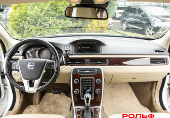 Подержанный автомобиль Volvo XC70 2014 года (10 фото)