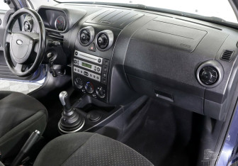 Подержанный автомобиль Ford Fusion 2005 года (7 фото)