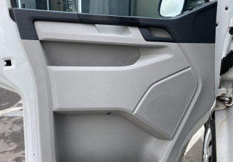 Подержанный автомобиль Volkswagen Caravelle 2017 года (14 фото)