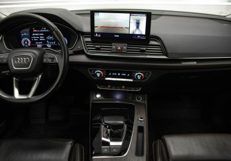 Подержанный автомобиль Audi Q5 2021 года (20 фото)