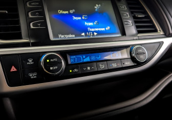 Подержанный автомобиль Toyota Highlander 2015 года (28 фото)