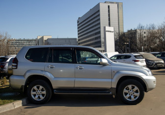 Подержанный автомобиль Toyota Land Cruiser Prado 2007 года (3 фото)