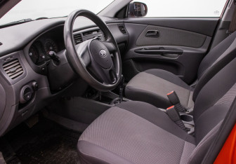 Подержанный автомобиль Kia Rio Hatchback 2010 года (10 фото)