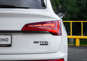 Подержанный автомобиль Audi Q5 2021 года (14 фото)