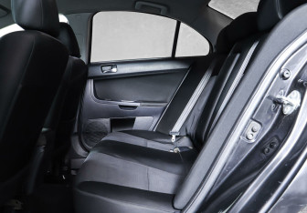 Подержанный автомобиль Mitsubishi Lancer Sedan 2010 года (14 фото)